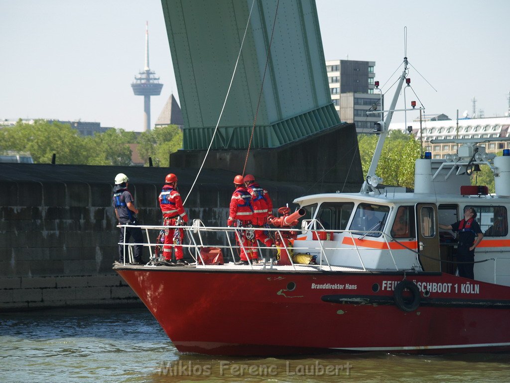 Einsatz Loeschboote Hoehenretter Koeln unter Severinsbruecke P082.JPG